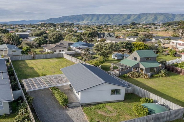 Photo of property in 7 Eruini Street, Waikanae Beach, Waikanae, 5036