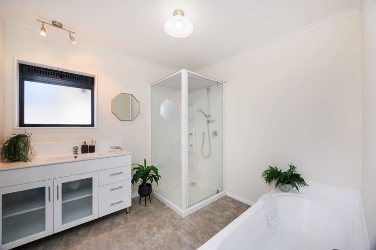 Photo of property in 2 Pinedale Parade, Milson, Palmerston North, 4414