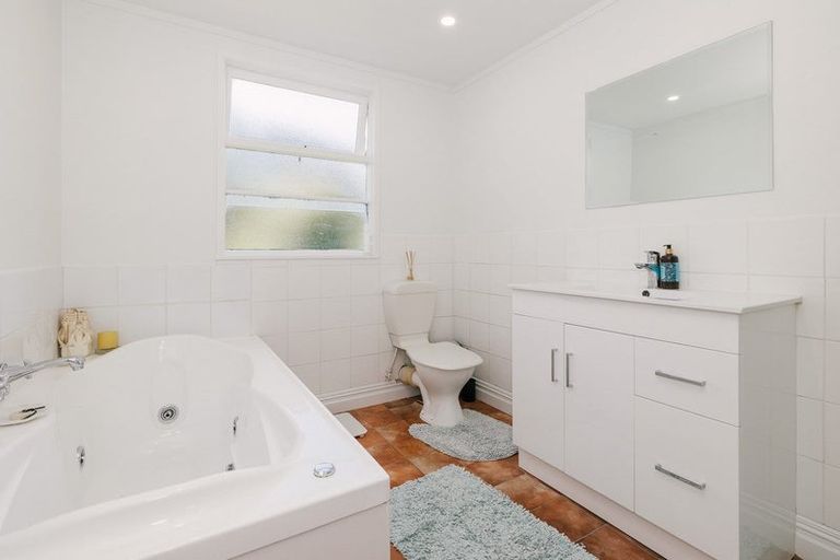 Photo of property in 40 Turitea Road, Fitzherbert, Palmerston North, 4472
