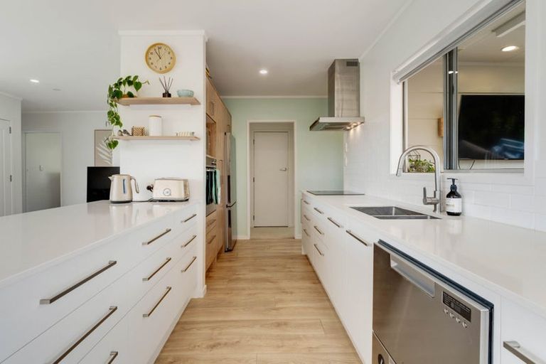 Photo of property in 1/39 Camrose Place, Glenfield, Auckland, 0629