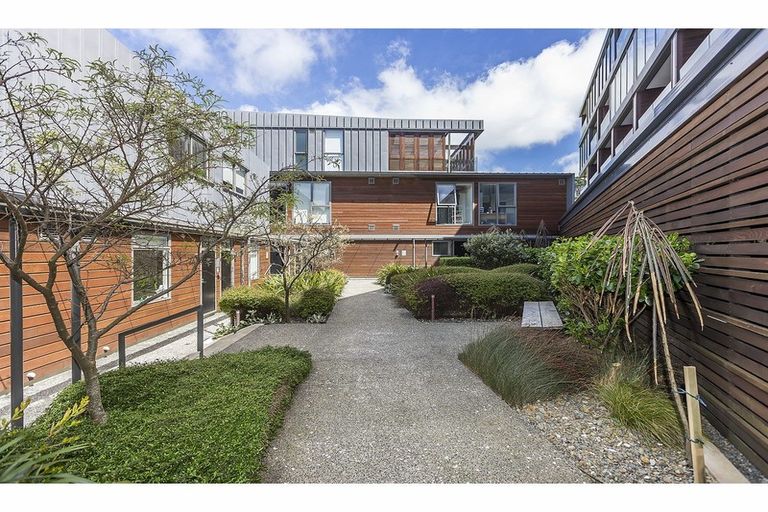 Photo of property in Patent 326 Apartments, 206s/326 Evans Bay Parade, Hataitai, Wellington, 6021