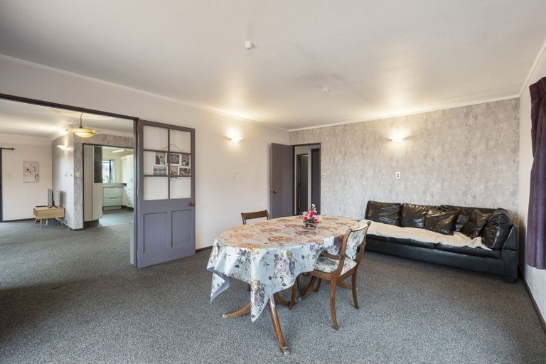 Photo of property in 20 Springdale Grove, Fitzherbert, Palmerston North, 4410