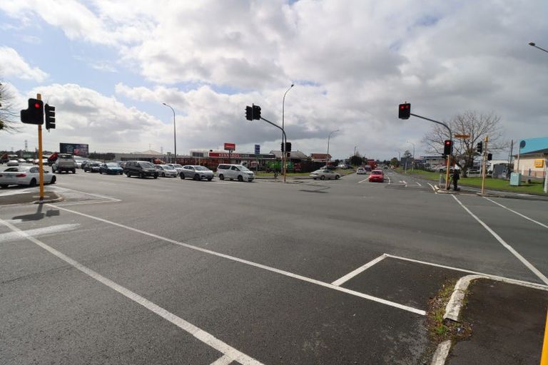 Photo of property in 320 Lincoln Road, Henderson, Auckland, 0610