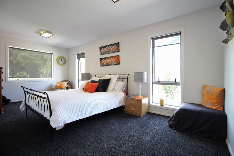 Photo of property in 24 Lewis Road, Springvale, Alexandra, 9393