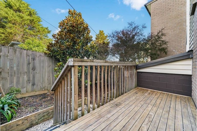 Photo of property in 4/2 Swan Hill Drive, Glen Eden, Auckland, 0602