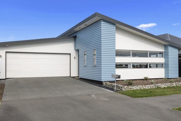 Photo of property in 17 Westhaven Grove, Takaro, Palmerston North, 4412