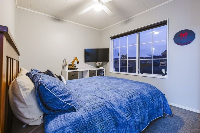 Photo of property in 21 Randwick Place, Randwick Park, Auckland, 2105