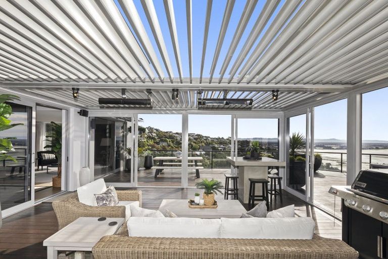 Photo of property in 15 Omeo Crescent, Redcliffs, Christchurch, 8081