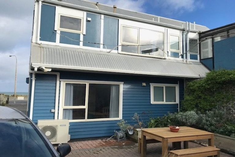 Photo of property in 4/30 Lyall Parade, Lyall Bay, Wellington, 6022