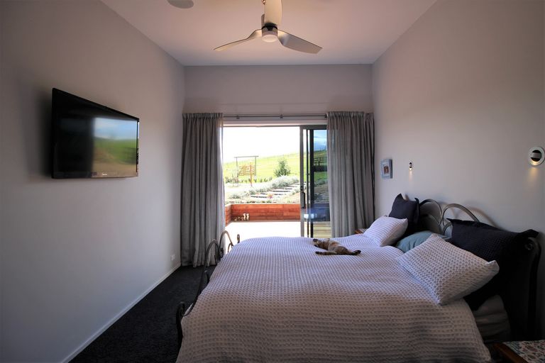 Photo of property in 24 Lewis Road, Springvale, Alexandra, 9393