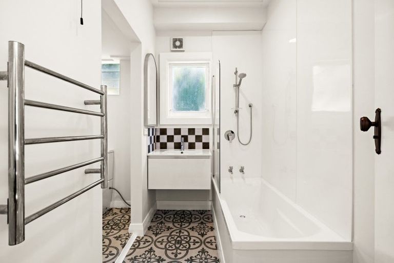 Photo of property in 45 Faraday Street, Hospital Hill, Napier, 4110