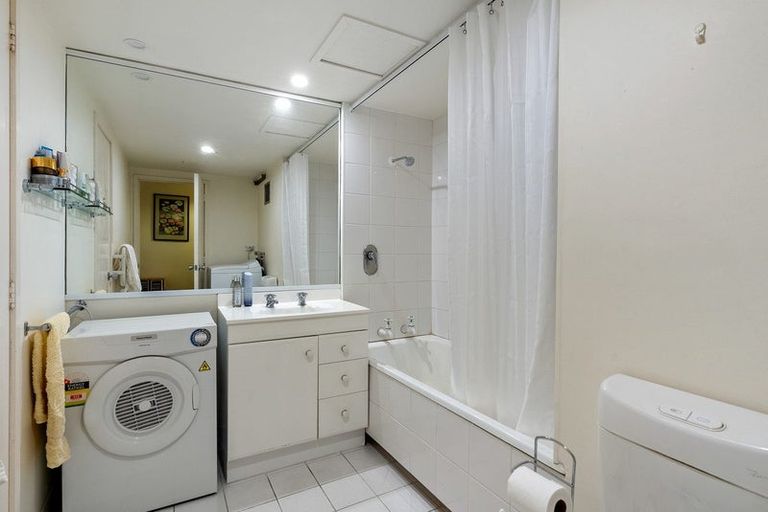 Photo of property in Grosvenor Flats, 19 Cottleville Terrace, Thorndon, Wellington, 6011