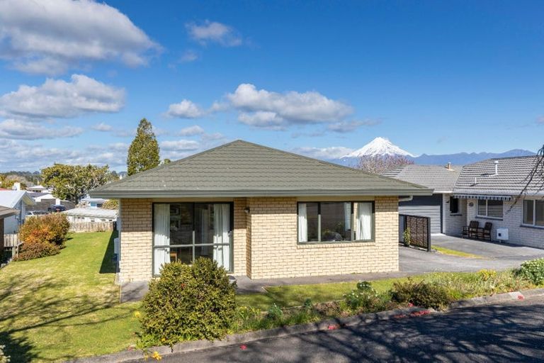 Photo of property in 2/16 Sandel Rise, Merrilands, New Plymouth, 4312