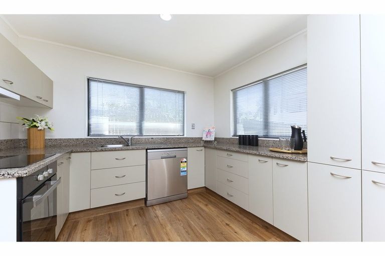 Photo of property in 6 Tellin Close, Massey, Auckland, 0614