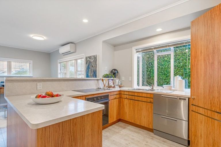 Photo of property in 107 Onewa Road, Northcote, Auckland, 0627