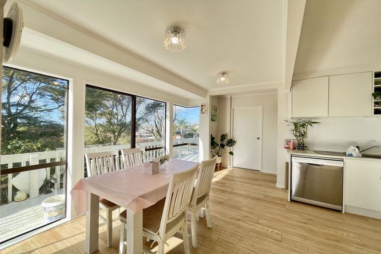 Photo of property in 3 Carl Place, Unsworth Heights, Auckland, 0632