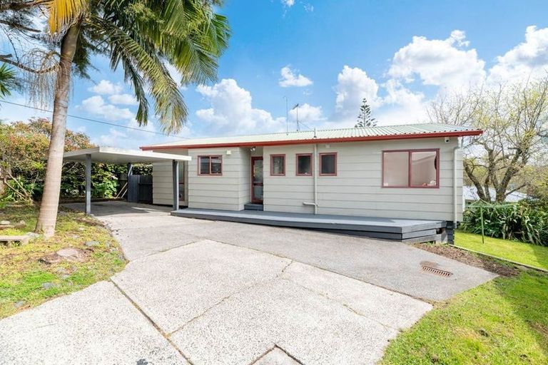 Photo of property in 17a Barron Drive, Green Bay, Auckland, 0604