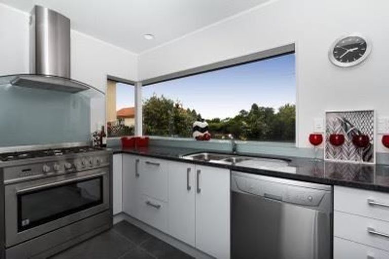 Photo of property in 1/6 Glucina Avenue, West Harbour, Auckland, 0618