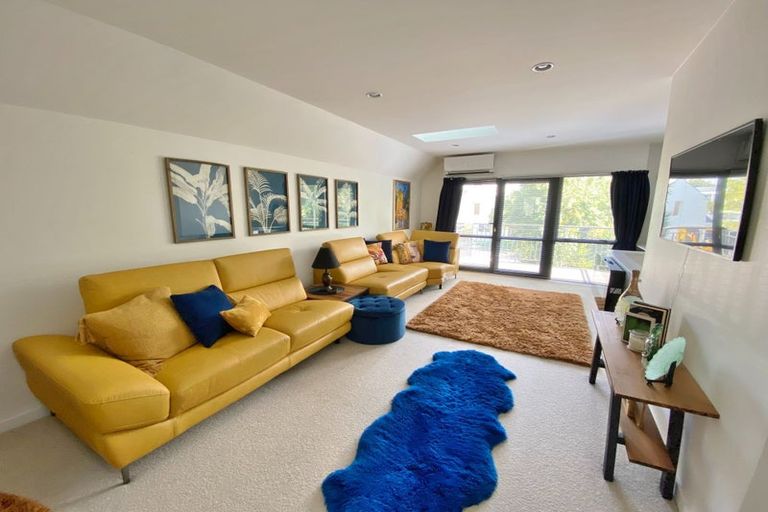 Photo of property in 7 Oakford Close, Riccarton, Christchurch, 8011