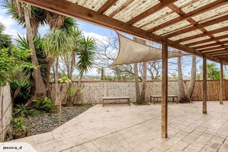 Photo of property in 2/62 Target Road, Totara Vale, Auckland, 0629