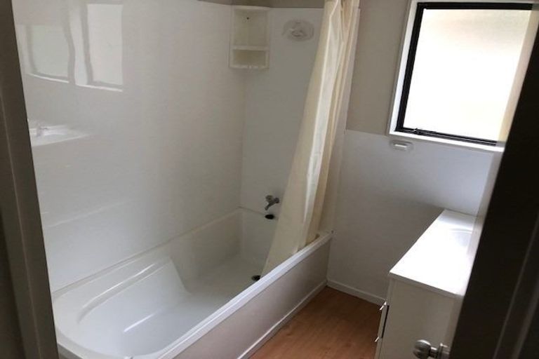 Photo of property in 1/42 Woodlands Crescent, Browns Bay, Auckland, 0630