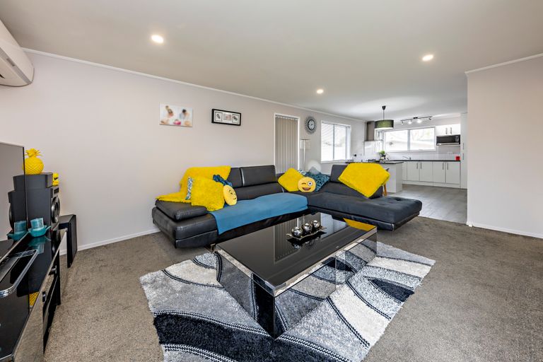 Photo of property in 11 Hinton Place, Weymouth, Auckland, 2103