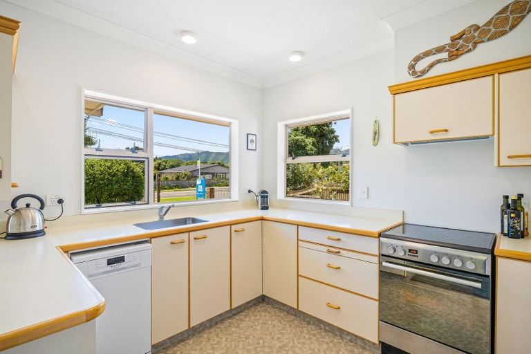 Photo of property in 214 Te Moana Road, Waikanae, 5036