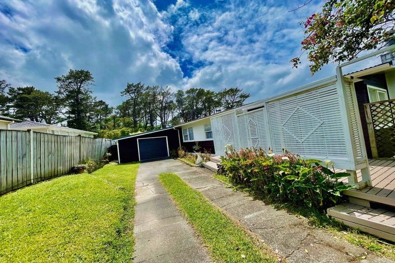 Photo of property in 11 Thornlow Street, Glendene, Auckland, 0602