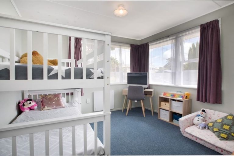 Photo of property in 124 Driver Crescent, Cannons Creek, Porirua, 5024