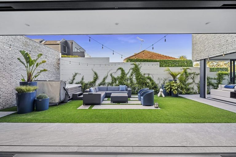 Photo of property in 222 Hurstmere Road, Takapuna, Auckland, 0622