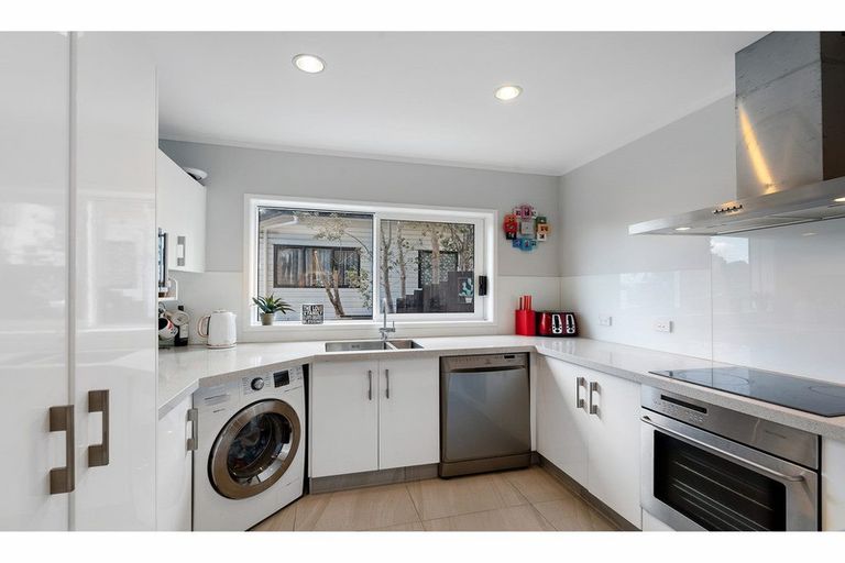 Photo of property in 2/272 Glamorgan Drive, Northcross, Auckland, 0630