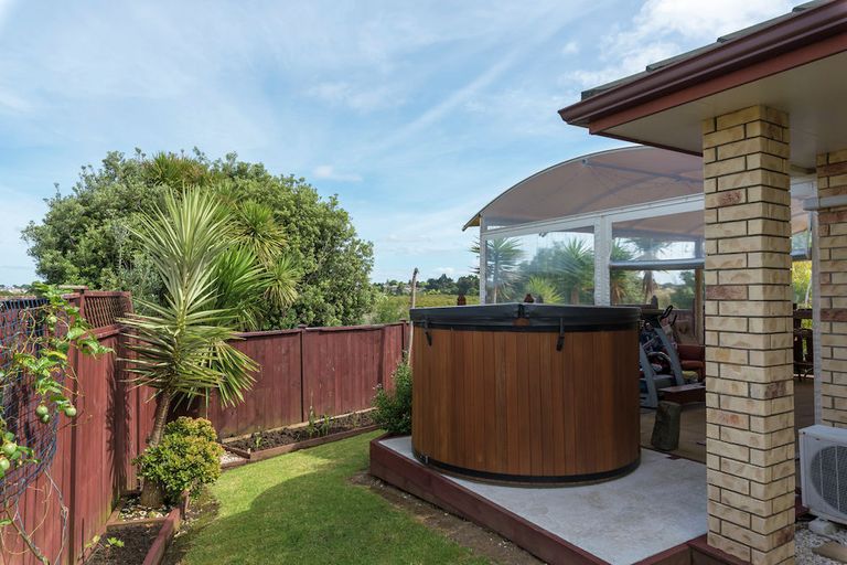 Photo of property in 27 Fergy Crescent, Wattle Downs, Auckland, 2103
