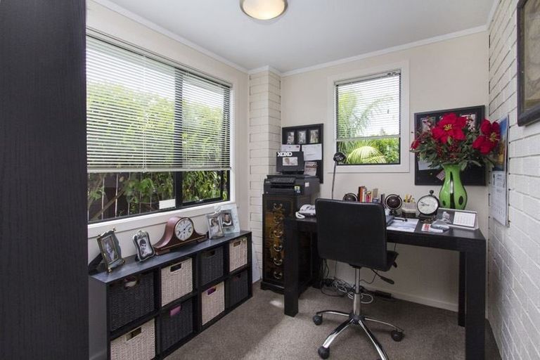 Photo of property in 1 Sheffield Place, Botany Downs, Auckland, 2010