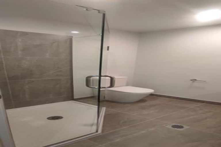 Photo of property in 3/47 Awaroa Road, Sunnyvale, Auckland, 0612