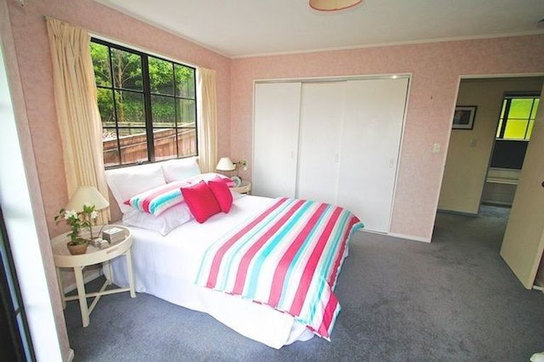 Photo of property in 32 Pekanga Road, Normandale, Lower Hutt, 5010