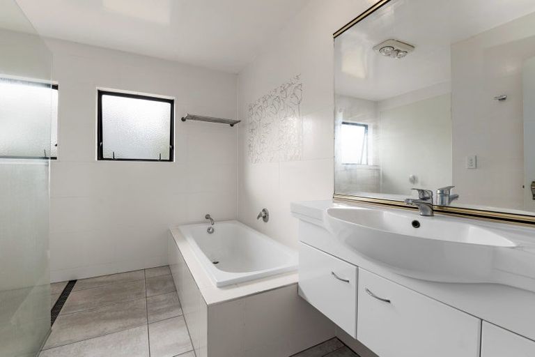 Photo of property in 10 Gemini Place, Kawaha Point, Rotorua, 3010