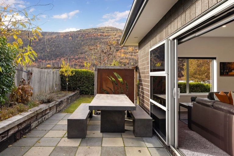 Photo of property in 2 Innes Place, Arrowtown, 9302