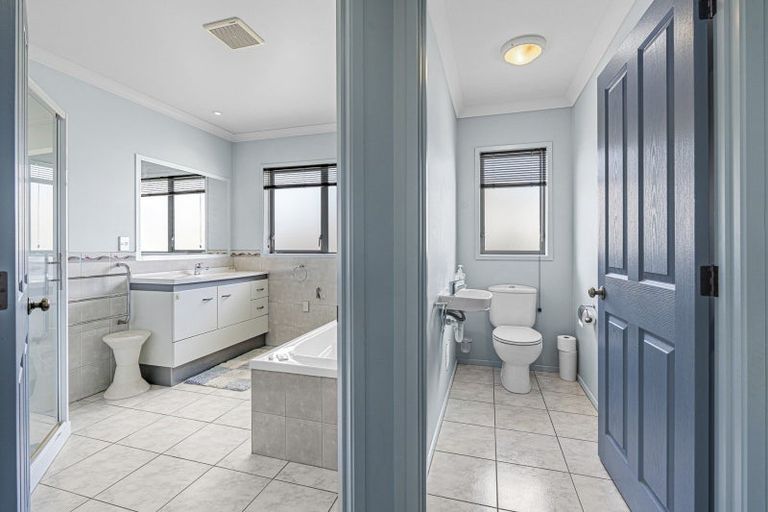 Photo of property in 3 Mahoe Street, Strandon, New Plymouth, 4312