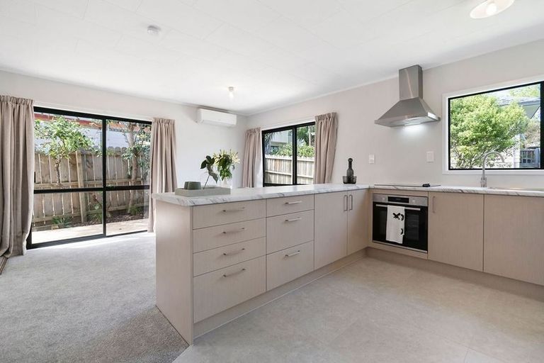 Photo of property in 1/11 Kupari Place, Totara Vale, Auckland, 0629