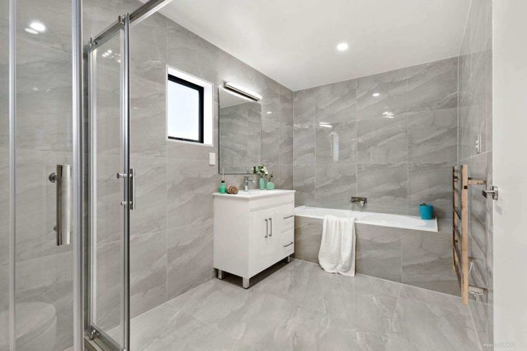 Photo of property in 18b Riverpark Crescent, Henderson, Auckland, 0610