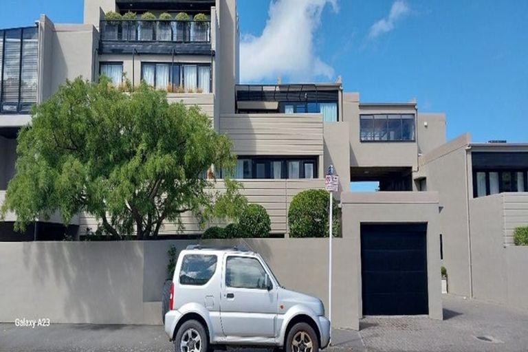 Photo of property in Highwic, 2/32 Hobson Street, Thorndon, Wellington, 6011