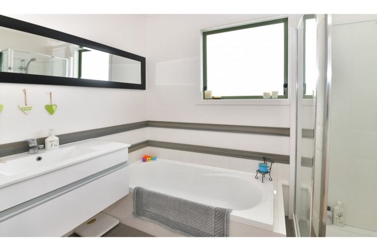 Photo of property in 2/10 Ross Crescent, Orewa, 0931