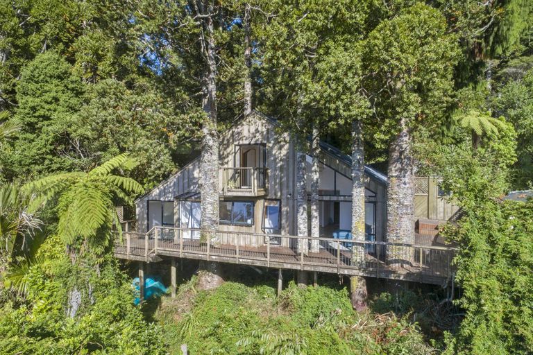 Photo of property in 16 Tainui Road, Titirangi, Auckland, 0604