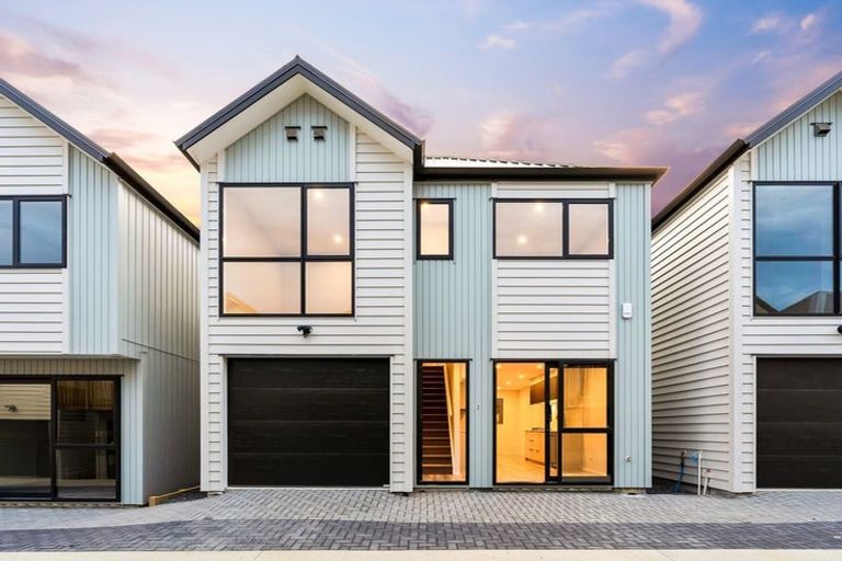 Photo of property in 2/33 Buscomb Avenue, Henderson, Auckland, 0610