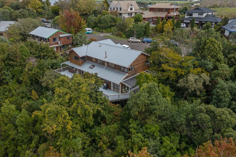 Photo of property in 32 Springdale Grove, Fitzherbert, Palmerston North, 4410