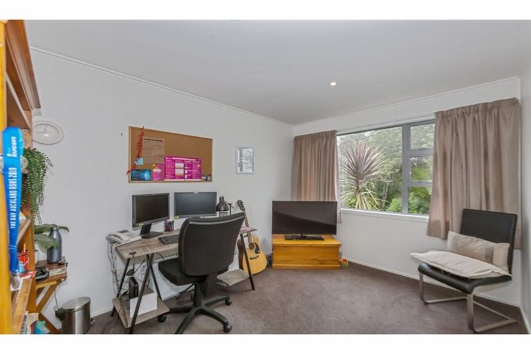 Photo of property in 1 Pluto Place, Beach Haven, Auckland, 0626