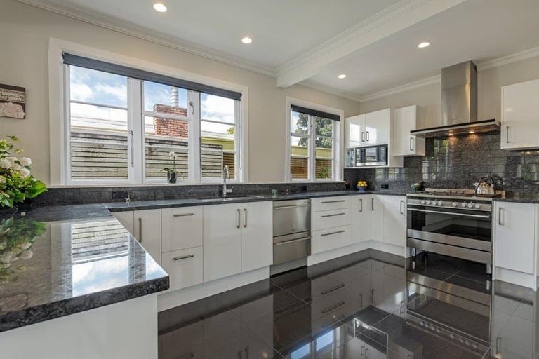 Photo of property in 8 Hughes Avenue, Hokowhitu, Palmerston North, 4410