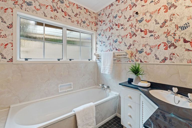 Photo of property in 98 Hebron Road, Waiake, Auckland, 0630