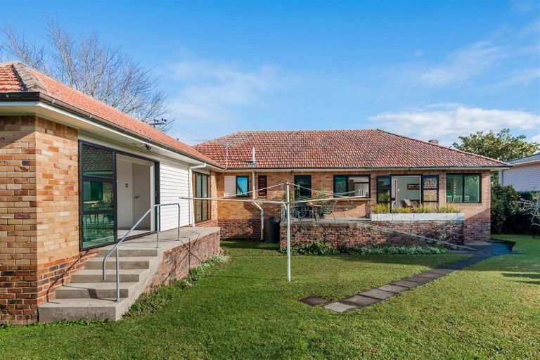 Photo of property in 11 Lake Pupuke Drive, Takapuna, Auckland, 0622