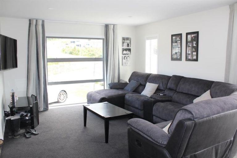 Photo of property in 2 Hull Place, Whitby, Porirua, 5024
